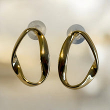 Load image into Gallery viewer, Hoop stud gold earrings