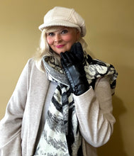 Load image into Gallery viewer, Ladies black leather gloves