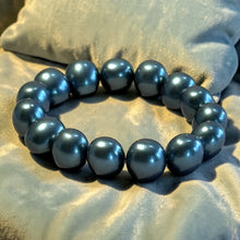 Load image into Gallery viewer, Blue Pearl stretch beaded bracelet
