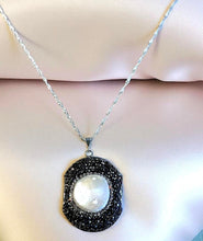 Load image into Gallery viewer, Crystal and pearl pendant