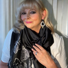 Load image into Gallery viewer, Handmade woven pearl earrings