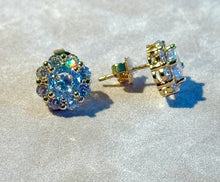 Load image into Gallery viewer, Flower stud earrings in gold