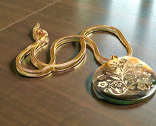 Load image into Gallery viewer, Gold shell pendant necklace