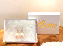 Load image into Gallery viewer, Pink pearl earrings in Gold