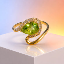 Load image into Gallery viewer, Ladies peridot gemstone ring in gold