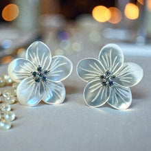 Load image into Gallery viewer, White mother of pearl flower earrings