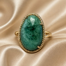 Load image into Gallery viewer, Oval emerald gemstone ring in gold