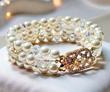 Load image into Gallery viewer, Pearl bracelet with gold clasp on a white fabric background