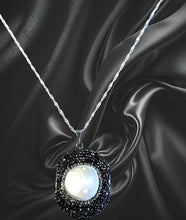 Load image into Gallery viewer, Pearl pendant necklace
