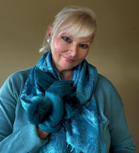 Load image into Gallery viewer, Blue winter gloves for ladies with fur pompom