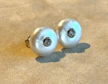 Load image into Gallery viewer, White freshwater pearl stud earrings