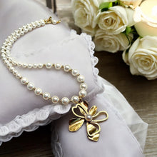 Load image into Gallery viewer, White pearl and gold flower necklace