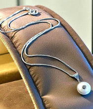 Load image into Gallery viewer, White pearl pendant necklace