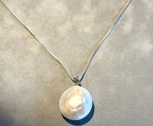 Load image into Gallery viewer, White pearl necklace