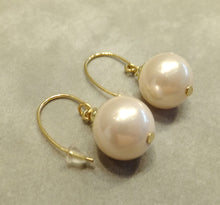 Load image into Gallery viewer, Blush Pearl drop earrings in gold