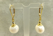 Load image into Gallery viewer, White freshwater pear drop earrings