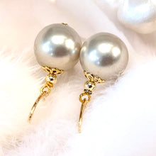 Load image into Gallery viewer, Light Grey Pearl drop earrings in gold