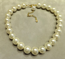 Load image into Gallery viewer, Cream mother of pearl necklace