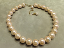 Load image into Gallery viewer, blush mother of pearl necklace
