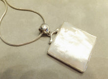 Load image into Gallery viewer, White mother of pearl necklace