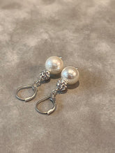 Load image into Gallery viewer, White mother of pearl earings
