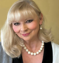 Load image into Gallery viewer, White pearl necklace