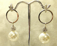 Load image into Gallery viewer, White mother of pearl drop earring
