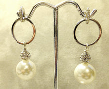 Load image into Gallery viewer, White mother of pearl drop earring