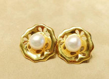 Load image into Gallery viewer, Flower golden white pearl earrings