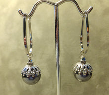 Load image into Gallery viewer, Grey pearl and sterling silver hoop earrings