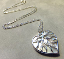 Load image into Gallery viewer, Mother of pearl heart necklace