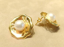 Load image into Gallery viewer, Natural white pearl and gold earring