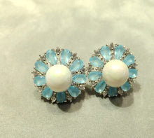 Load image into Gallery viewer, Flower earrings with pearl