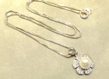 Load image into Gallery viewer, Pearl flower and white topaz gemstone necklace