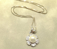 Load image into Gallery viewer, Pearl flower and white topaz gemstone necklace