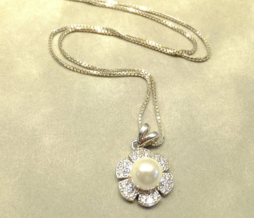 Pearl flower and white topaz gemstone necklace