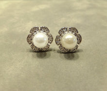 Load image into Gallery viewer, Stud white pearl earrings
