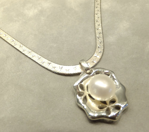 Natural white pearl pendant necklace in sterling silver collar