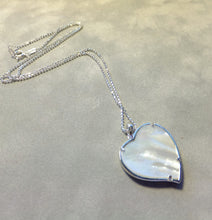Load image into Gallery viewer, Mother of pearl heart necklace