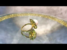 Load and play video in Gallery viewer, Natural white pearl ring in sterling silver with gold overlay