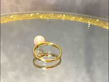 Load and play video in Gallery viewer, Video of white pearl ring
