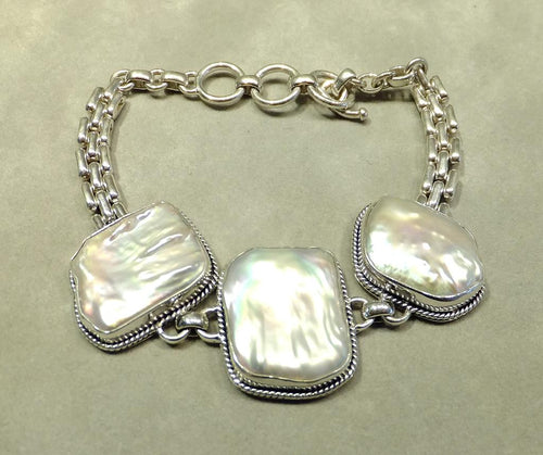 White pearl bracelet 