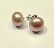 Load image into Gallery viewer, Pink pearl stud earrings
