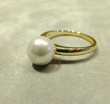 Load image into Gallery viewer, White pearl and gold ring