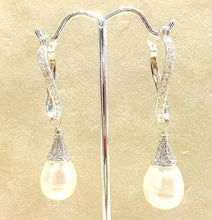 Load image into Gallery viewer, Teardrop pearl earring