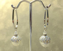Load image into Gallery viewer, Sterling silver hoop white pearl earrings
