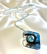 Load image into Gallery viewer, Abalone shell pendant neckace
