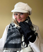 Load image into Gallery viewer, Black fur trim ladies winter gloves
