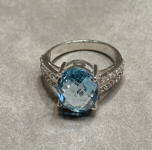 Oval blue topaz ring