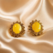 Load image into Gallery viewer, Butter Amber and citrine flower stud earrings in gold

